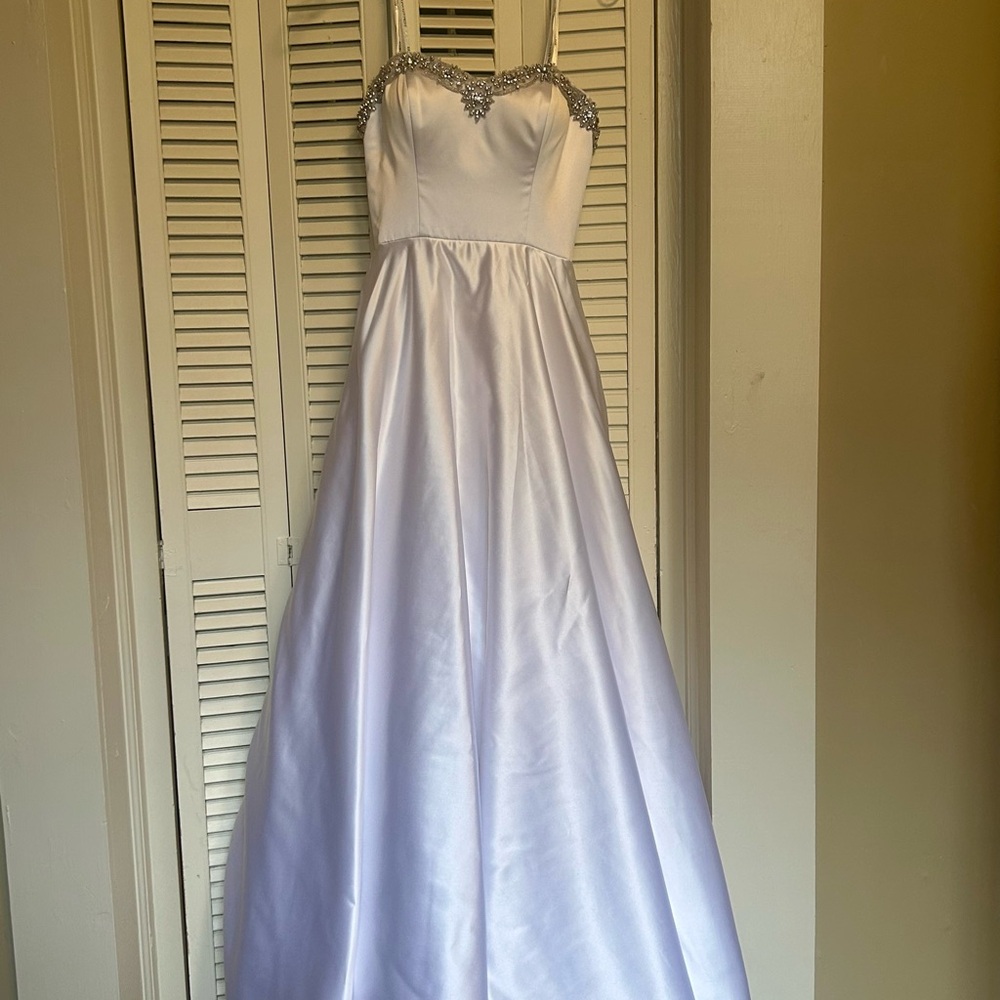 Elegant White Strapless Gown by Justin Alexander - Picture 3 of 9